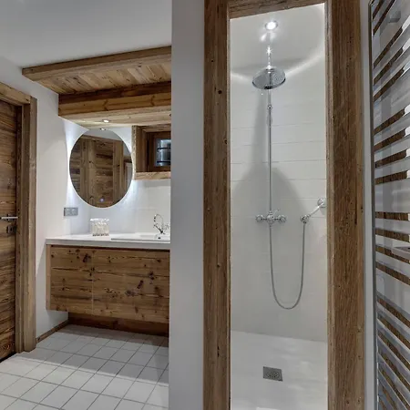 Chalet Skis Aux Pieds Avec Piscine Et Sauna A - Fr-1-567-126