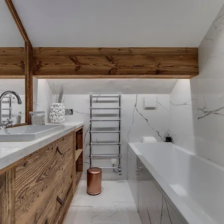 Chalet Skis Aux Pieds Avec Piscine Et Sauna A - Fr-1-567-126