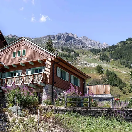 Chalet Skis Aux Pieds Avec Piscine Et Sauna A *